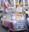 Een busje met flower power-slogans en -vlaggen